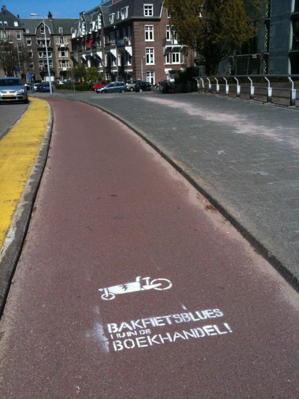 Fietspadvertising voor 'Bakfietsblues'